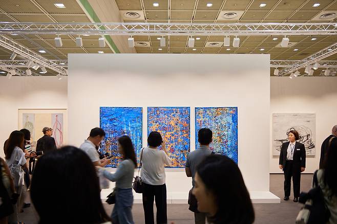 지난해 9월 코엑스에서 열린 프리즈서울에서 하우저앤워스갤러리는 마크 브래드포드의 작품(가운데)을 62억원에 판매해 프리즈서울 공식 판매 최고가 기록을 세웠다. /사진제공 프리즈서울