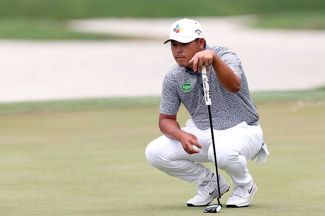김시우가 19일(현지 시간) RBC 헤리티지 4라운드 16번 홀에서 그린 라인을 살피고 있다. AFP연합뉴스