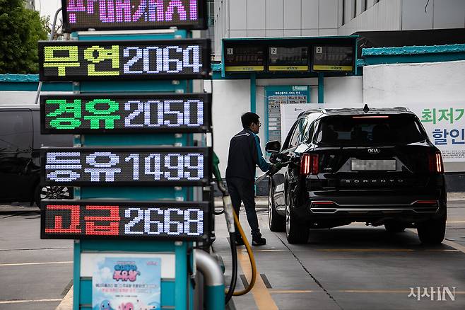 4월22일 오전 서울시 용산구의 한 주유소. 휘발유와 경유의 리터당 가격 모두 2000원을 돌파했다. ⓒ김흥구