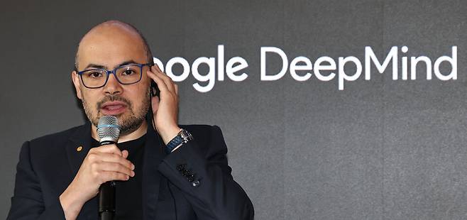 데미스 허사비스 구글 딥마인드 최고경영자(CEO)가 29일 서울 중구 웨스틴 조선호텔에서 열린 '알파고 10년: 위대한 동행'에서 신진서 9단과 함께 '알파고 이후 10년, 인간과 AI의 다음 수'라는 주제로 인터뷰를 하고 있다. &copy;연합뉴스