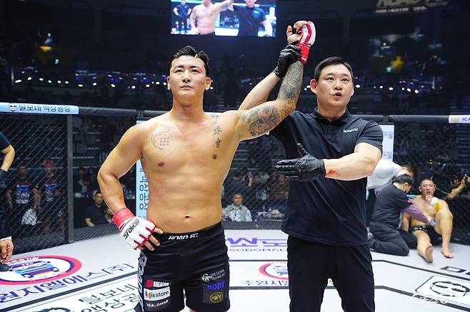 로드FC의 라이트 헤비급, 헤비급 등 2개 체급을 석권한 김태인(왼쪽)이 일본의 종합격투기 단체 라이진FF의 러브콜을 받고 있다. 사진제공｜로드FC