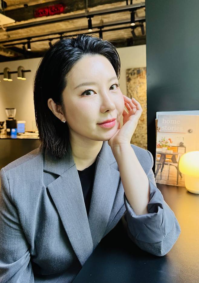 프로듀서로서 창작 뮤지컬 작품 제작에 첫 도전한 배우 제이민이 ‘더 펜’이 공연하고 있는 대학로의 한 카페에서 포즈를 취했다. 사진제공 ｜ 앤유컴퍼니