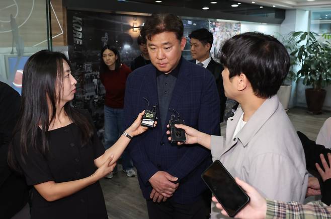 김승기 전 감독(가운데)이 30일 서울 논현동 KBL센터에서 열린 재정위원회에 출석하면서 기자들의 질문에 대답하고 있다.  뉴시스