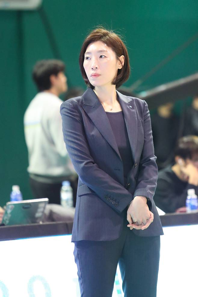 임영희 우리은행 코치가 17년 동안 몸담은 팀을 떠난다. WKBL 제공