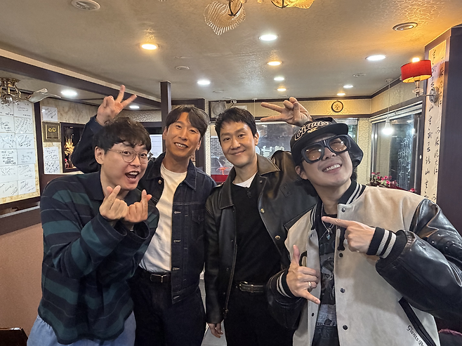유튜브 예능 ‘하하 PD’에서 박영진(왼쪽부터), 양상국, 하하와 출연한 배우 정우(왼쪽에서 세 번째). 사진 하하 PD