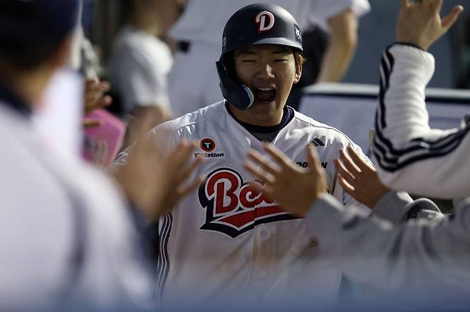두산 안재석이 지난 29일 잠실 삼성전에서 솔로홈런을 치고 동료들의 축하를 받고 있다. 두산 베어스 제공