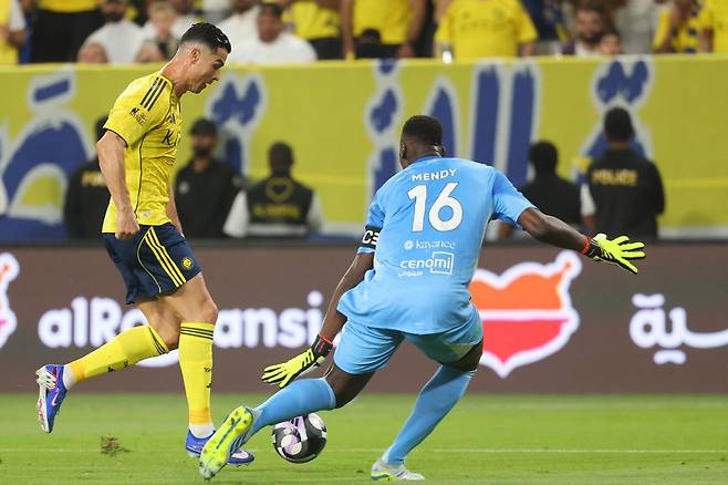 슈팅하는 크리스티아누 호날두(왼쪽).     리야드 | AFP연합뉴스