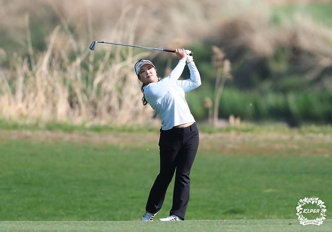 유서연이 30일 충북 음성군 레인보우힐스 컨트리클럽에서 개막한 KLPGA 투어 DB 위민스 챔피언십 1라운드 도중 12번 홀에서 아이언 샷을 하고 있다. KLPGA 제공