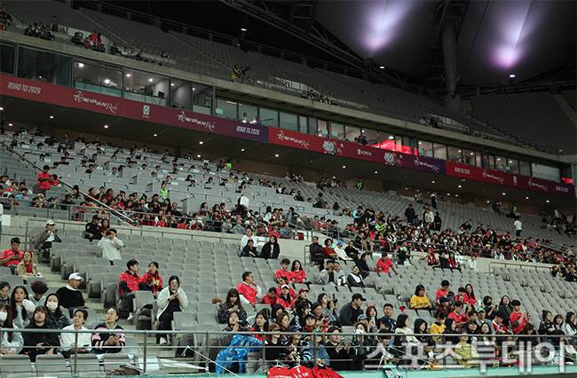 빈 자리가 눈에 띄는 서울월드컵경기장 / 사진=DB