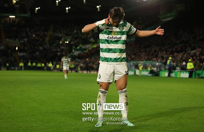 ▲ celticshorts는 오현규(사진)가 전형적인 ‘마틴 오닐표’ 공격수라고 평가했다. 프로 통산 409경기 148골을 쌓은 잉글랜드 국가대표 출신 스트라이커 크리스 서튼과 웨일스 국적으로 현역 시절 399경기 167골을 몰아친 존 하트슨에 가까운 유형이라 호평했다.&nbsp;둘 모두 다소 투박하지만 다부진 체격에 주력과 결정력을 두루 갖춘 골게터였는데 2001년생 공격수가 과거 레전드 스트라이커와 흡사한 플레이스타일을 지녔다고 분석했다.