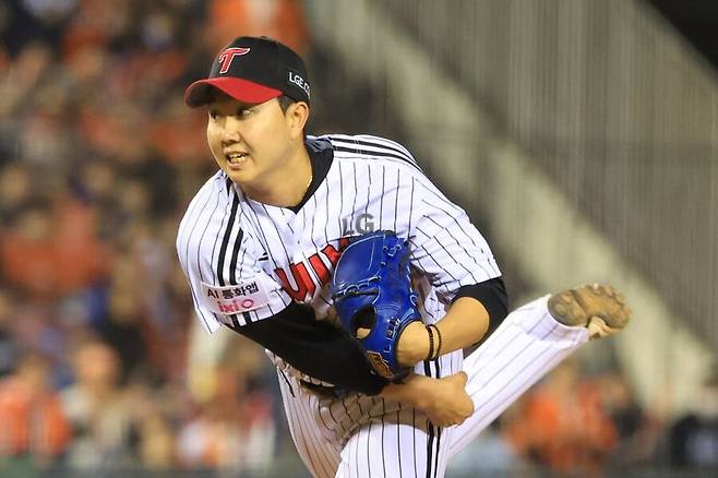 ▲ 24일 잠실 두산전 투구 도중 팔꿈치에 통증을 느껴 강판된 유영찬 ⓒLG트윈스