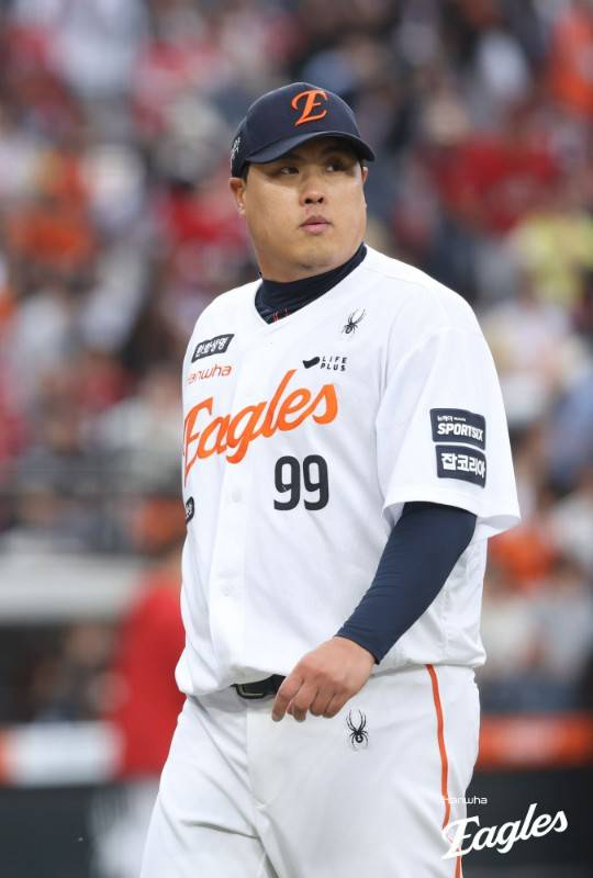 ▲ 5회까지 퍼펙트 행진을 펼치다 6회 무너지며 허무하게 경기를 마친 류현진 ⓒ한화이글스