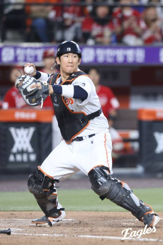 ▲ 6회 1사 1,2루에서 3루에 부정확한 송구를 해 잡은 주자나 마찬가지였던 2루 주자 최정을 잡아내지 못한 한화 포수 최재훈 ⓒ한화이글스