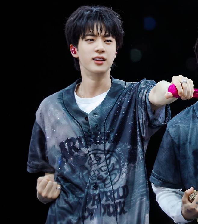 "JIN은 우리의 최애" 방탄소년단 진 향한 미식축구팀 탬파베이 버커니어스의 '샤라웃'