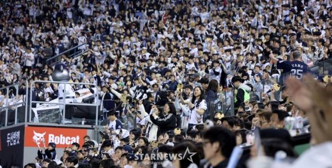 두산 팬들이 잠실구장에서 응원하고 있다. /사진=스타뉴스