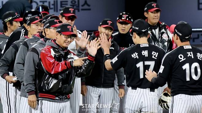 [한번에쓱]'미리보는 한국시리즈' 오늘도 엎치락 뒤치락 1점차 승리 지켜낸 염경엽 감독LG트윈스, '미소가  스르르' 염경엽 감독