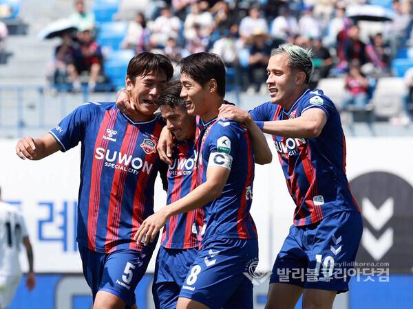 수원FC 윌리안이 골을 성공시키고 선수들과 함께 환호하는 모습.(사진=김경수 기자/2026.4.26/ 발리볼코리아닷컴 DB자료)