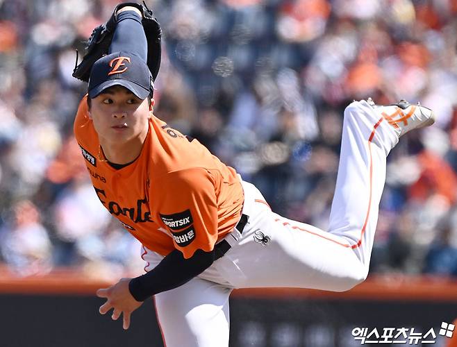 29일 오후 대전 한화생명 볼파크에서 열린 '2026 신한 SOL Bank KBO리그' 키움 히어로즈와 한화 이글스의 경기, 1회초 한화 선발투수 왕옌청이 공을 힘차게 던지고 있다. 엑스포츠뉴스 DB
