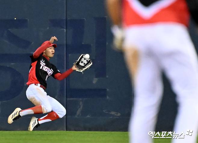 17일 오후 서울 송파구 잠실야구장에서 열린 '2026 신한 SOL Bank KBO리그' KIA 타이거즈와 두산 베어스의 경기, 7회말 1사 2,3루 KIA 박재현이 두산 양의지의 타구를 잡고 있다. 엑스포츠뉴스 DB