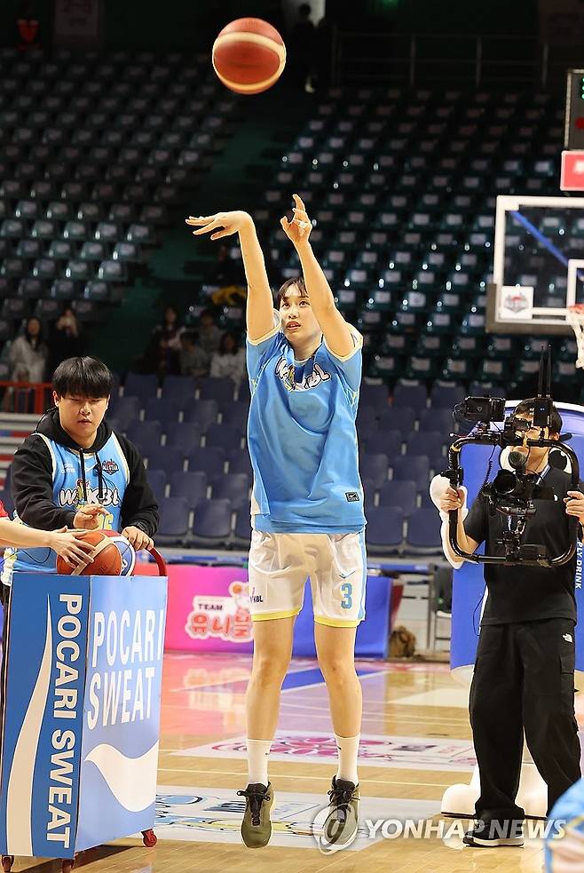3점 슛 예선전서 슛하는 강이슬(KB) (부산=연합뉴스) 강선배 기자 = 4일 부산 사직체육관에서 열린 BNK금융 2025-2026 여자프로농구 올스타페스티벌. 포카리스웨트 3점 슛 예선전에서 강이슬(KB)이 슛하고 있다. 2026.1.4 sbkang@yna.co.kr