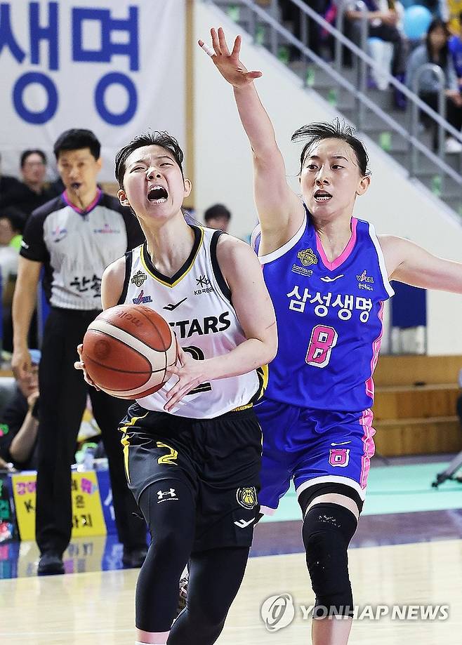 돌파하는 허예은 (용인=연합뉴스) 홍기원 기자 = 26일 경기도 용인실내체육관에서 열린 여자프로농구 챔피언결정전 3차전 삼성생명 블루밍스와 KB스타즈의 경기. KB 허예은이 돌파하고 있다. 2026.4.26 xanadu@yna.co.kr