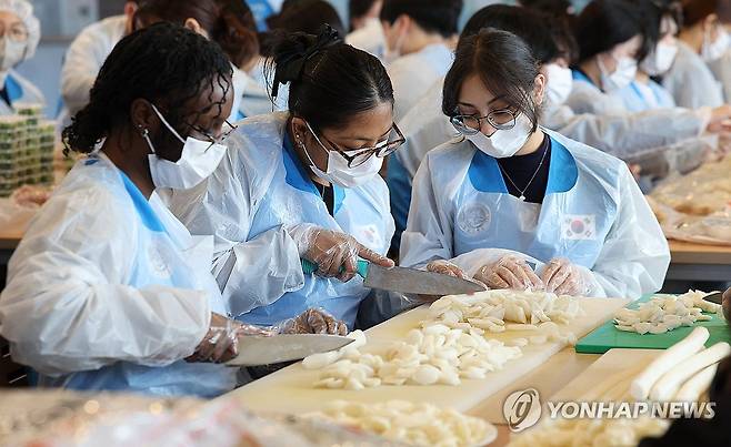 외국인 유학생 떡국 나눔 행사 [연합뉴스 자료사진]