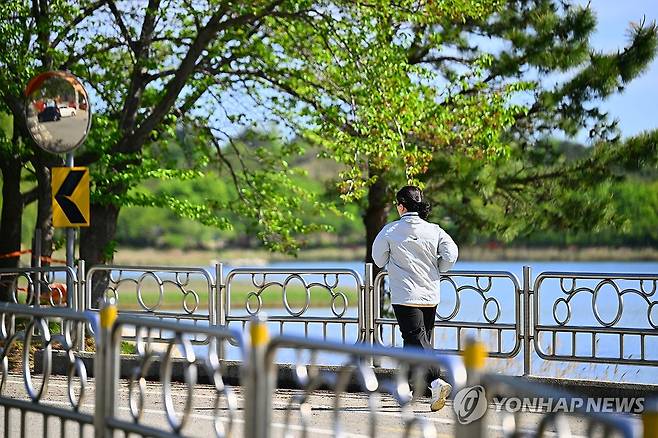 야외 활동하기 좋은 날씨 (속초=연합뉴스) 맑은 날씨를 보인 29일 강원 속초시 영랑호 일원을 한 시민이 뛰고 있다. 2026.4.29 [속초시 제공. 재판매 및 DB 금지] ryu@yna.co.kr