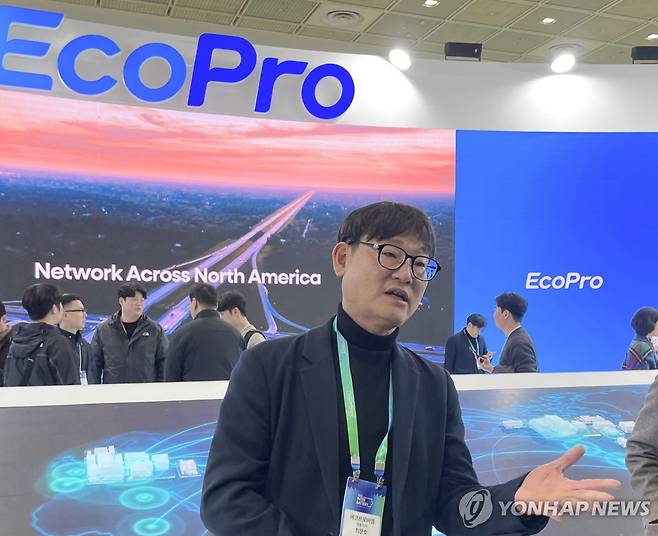 '인터배터리 2026' 현장에서 취재진 질문에 답하는 최문호 에코프로비엠 대표 [연합뉴스 자료사진. 재판매 및 DB 금지]