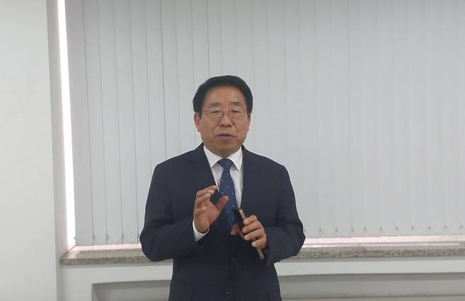 김원균 전 베트남 호찌민 한국국제학교장 (서울=연합뉴스) 박현수 기자 = 지난 28일 오후 서울 중구 장충동 종이나라박물관에서 열린 지구촌한글학교미래포럼 제16회 발표회가 끝나고 연합뉴스와 인터뷰하는 김원균 전 베트남 호찌민 한국국제학교장. 2026. 4. 28. phyeonsoo@yna.co.kr