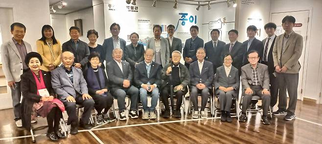 지구촌한글학교미래포럼 제16회 발표회 주요 참석자들 (서울=연합뉴스) 박현수 기자 = 앞줄 왼쪽부터 노영혜 종이문화재단 이사장, 우한용 서울대 명예교수, 백봉자 전 연세대 언어연구교육원 교수, 이기수 전 고려대 총장, 서문원 미국 노스캐롤라이나주립대(NCSU) 석좌교수, 라종일 전 주영·주일대사, 박인기 지구촌한글학교미래포럼 공동대표, 정미령(Miriam Chung) 영국 옥스퍼드대 명예교수, 이광형 전 오사카 건국학교장. 뒷줄 오른쪽서 5번째가 김원균 전 호찌민 한국국제학교장. 2026. 4. 28. phyeonsoo@yna.co.kr