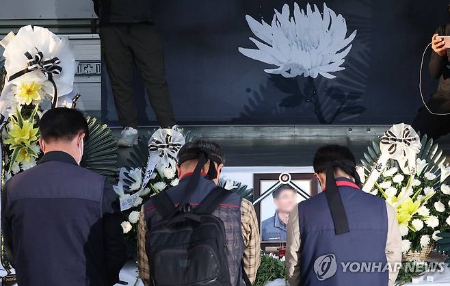 '추모하며' (진주=연합뉴스) 김동민 기자 = 지난 21일 오후 경남 진주시 정촌면 BGF로지스 진주센터 일대에 마련된 화물연대 사망 조합원 임시 분향소에 조문 행렬이 이어지고 있다. 2026.4.21 image@yna.co.kr