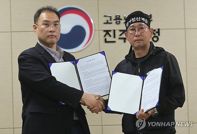 악수하는 화물연대와 BGF로지스 양측 (진주=연합뉴스) 정종호 기자 = 민주노총 공공운수노조 화물연대본부(화물연대)와 BGF로지스가 30일 오전 경남 진주시 고용노동부 진주지청에서 단체합의서 조인식을 했다. 사진은 이민재 BGF로지스 대표이사(왼쪽)와 김동국 화물연대 위원장이 기념 촬영을 하는 모습. 2026.4.30 jjh23@yna.co.kr