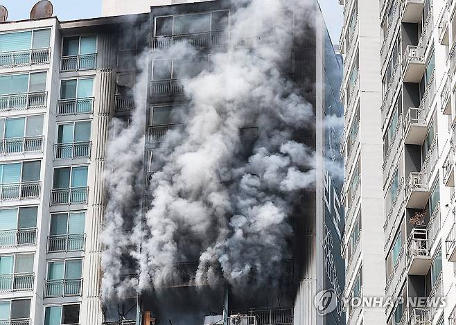 연기 뿜어져 나오는 의왕 아파트 화재 현장 (의왕=연합뉴스) 홍기원 기자 = 30일 화재가 발생한 경기도 의왕시 한 아파트에서 연기가 뿜어져 나오고 있다. 2026.4.30 xanadu@yna.co.kr