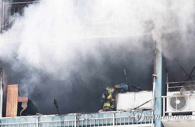 의왕 아파트 화재 인명수색하는 소방관들 (의왕=연합뉴스) 홍기원 기자 = 30일 화재가 발생한 경기도 의왕시 한 아파트에서 소방관들이 인명수색을 하고 있다. 2026.4.30 xanadu@yna.co.kr