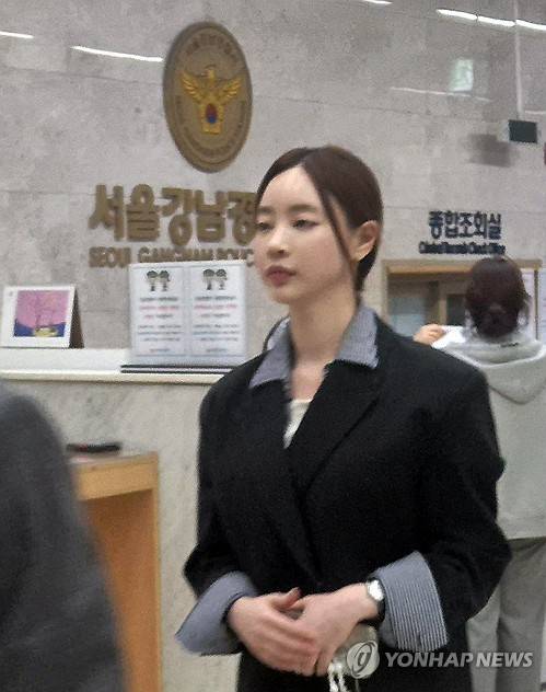 조사 마치고 귀가하는 양정원
    (서울=연합뉴스) 이의진 기자 = 필라테스 가맹 사기 의혹을 받는 필라테스 강사 출신 방송인 양정원 씨가 29일 서울 강남경찰서에서 피의자 신분으로 조사를 받은 뒤 귀가하고 있다. 2026.4.29
    lynn@yna.co.kr
(끝)