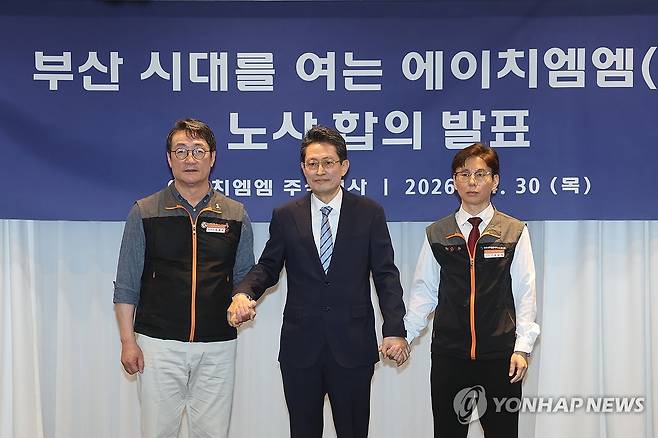 '부산 시대를 여는 HMM 노사 합의 발표' (서울=연합뉴스) 박동주 기자 = 30일 서울 여의도 켄싱턴 호텔에서 열린 '부산 시대를 여는 에이치엠엠(주) 노사 합의 발표 행사에서 이재진 전국사무금융서비스노조 위원장(왼쪽부터), 최원혁 HMM 대표이사, 정성철 HMM 육상노조 지부장이 기념촬영을 하고 있다. 2026.4.30 pdj6635@yna.co.kr