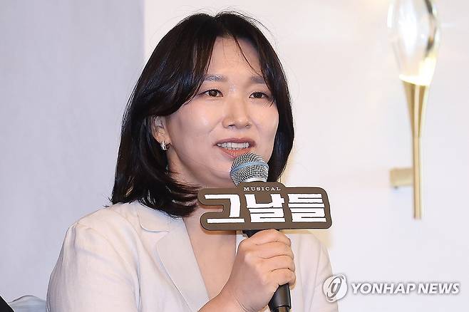 인사말하는 장유정 (서울=연합뉴스) 강민지 기자 = 장유정 연출이 30일 서울 강남구 엘리에나호텔에서 열린 뮤지컬 '그날들' 기자간담회에서 인사말을 하고 있다. 2026.4.30 mjkang@yna.co.kr