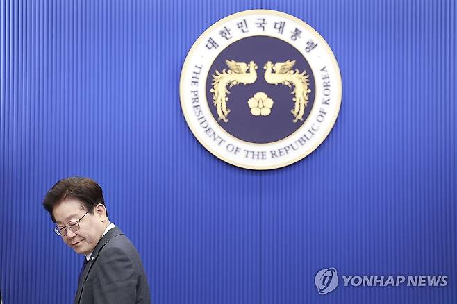 이재명 대통령, 수석보좌관회의 주재 (서울=연합뉴스) 한상균 기자 = 이재명 대통령이 30일 청와대에서 열린 수석보좌관회의에서 국민의례 후 자리에 앉고 있다. 2026.4.30 xyz@yna.co.kr