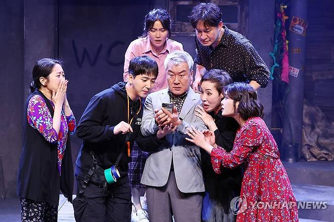 연극 '마트로시카'의 주역들 (서울=연합뉴스) 진연수 기자 = 30일 오후 서울 중구 명보아트홀에서 열린 연극 '마트로시카' 프레스콜에서 출연 배우들이 주요 장면을 시연하고 있다. 2026.4.30 jin90@yna.co.kr