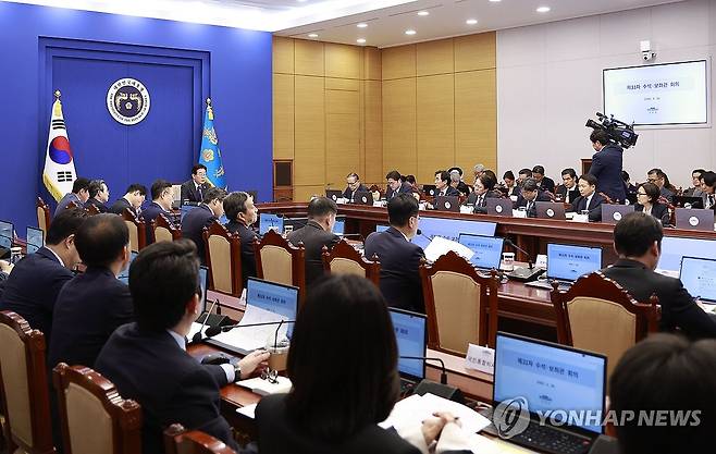 이재명 대통령, 수석보좌관회의 주재 (서울=연합뉴스) 한상균 기자 = 이재명 대통령이 30일 청와대에서 수석보좌관회의를 주재하고 있다. 2026.4.30 xyz@yna.co.kr