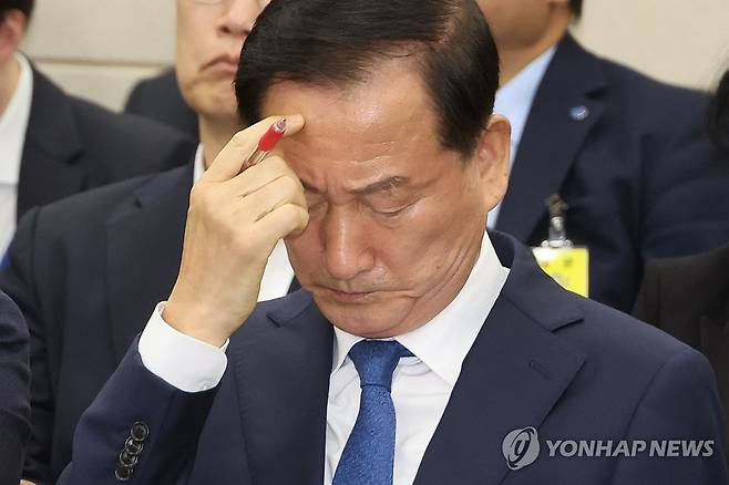 증인 선서 거부한 류희림 전 방심위원장 (서울=연합뉴스) 김주성 기자 = 류희림 전 방송통신심의위원장이 23일 서울 여의도 국회에서 열린 과학기술정보방송통신위원회의 국정감사에서 증인선서를 거부한 채 증인석에 앉아 있다. 2025.10.23 utzza@yna.co.kr