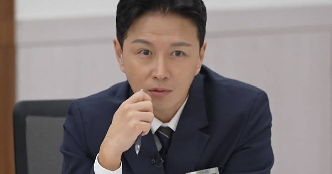 진태현이 말발 부부 남편의 영상을 보고 고개를 내저었다./사진제공=JTBC