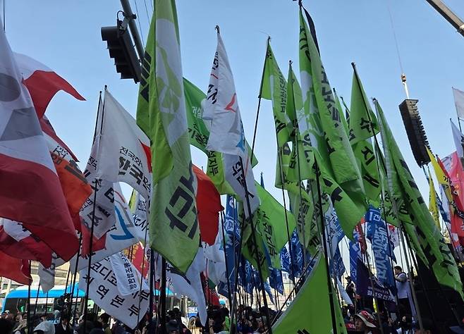 1일 오후 노동절을 맞아 민주노총 경기도본부가 수원역 앞에서 주최한 '2026 세계노동절 경기대회'에 각 지부·지회가 들어올린 수많은 깃발이 하늘을 가리고 있다. 최진규 기자
