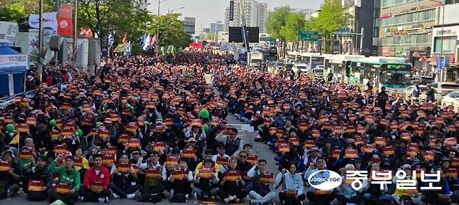 1일 오후 노동절을 맞아 민주노총 경기도본부가 수원역 앞에서 주최한 '2026 세계노동절 경기대회'에 참여한 경기지역 노동자 1만여 명이 운집해 있다. 최진규 기자