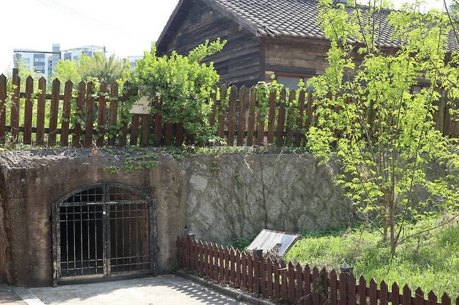 서울 마포구 상암동에 복원된 일본군 관사와 지하 방공호 시설.&nbsp; (사진=임병안 기자)