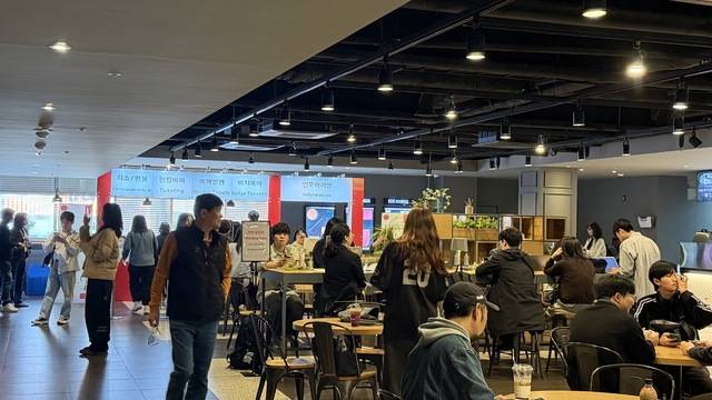 1일 오전 제27회 전주국제영화제 작품을 관람하기 위해 메가박스 전주객사점을 찾은 씨네필들로 메가박스 전주객사 점 로비가 내부가 북적이고 있다. 전현아 기자.