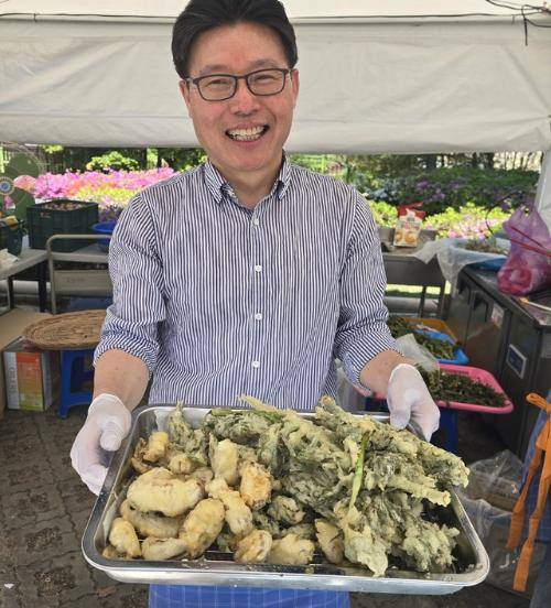 ◇제8회 홍천 산나물 축제장에서 농가들이 산채 튀김을 선보였다. 사진=신하림기자