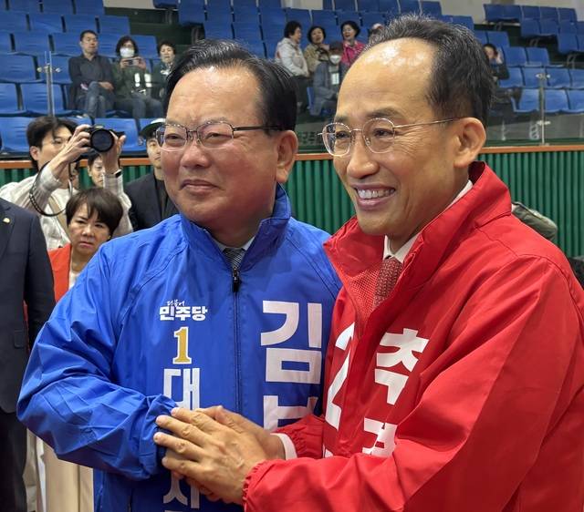 김부겸 더불어민주당 후보와 추경호 국민의힘 후보는 1일 대구 북구 대구복합스포츠타운 시민체육관에서 열린 한국노총 노동절 기념대회에 나란히 참석해 기념사진을 찍고 있다. 이혜림 기자