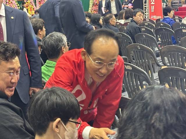 추경호 국민의힘 후보는 1일 대구 북구 대구복합스포츠타운 시민체육관에서 열린 한국노총 노동절 기념대회에 참석해 시민들에게 인사를 건네고 있다. 이혜림 기자