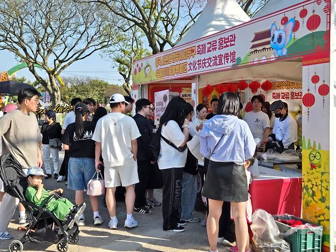 전남 함평군은 '제28회 함평나비대축제'의 글로벌화를 위해 중국 사천성 청두시 피두구와 축제 교류사업을 추진했다. 사진은 중국 사천성 피두구 축제 교류 홍보관 운영 모습. (제공=함평군)
